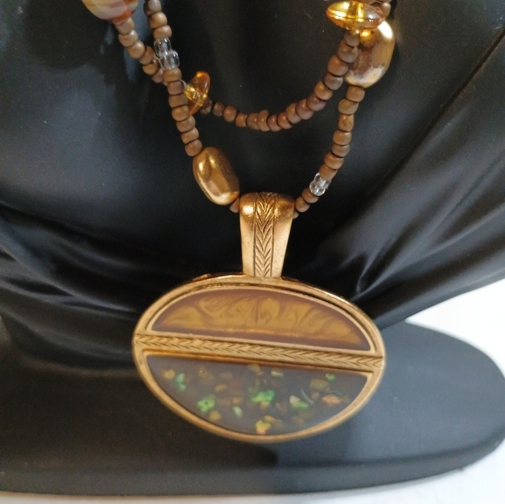 Elegant Gold Toned Pendant Necklace